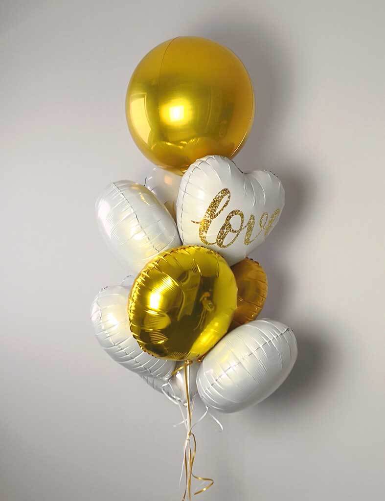 Złote i białe balony z helem