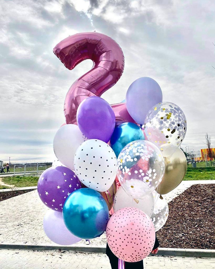 Balon cyfra z helem i duży bukiet balonów lateksowych