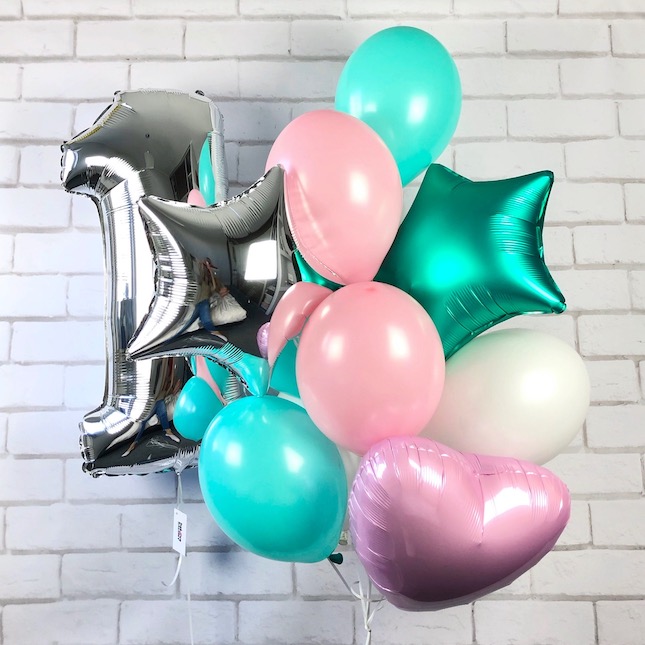 Cyfra z helem na 1 urodziny i bukiet balonów gwiazdki i serca
