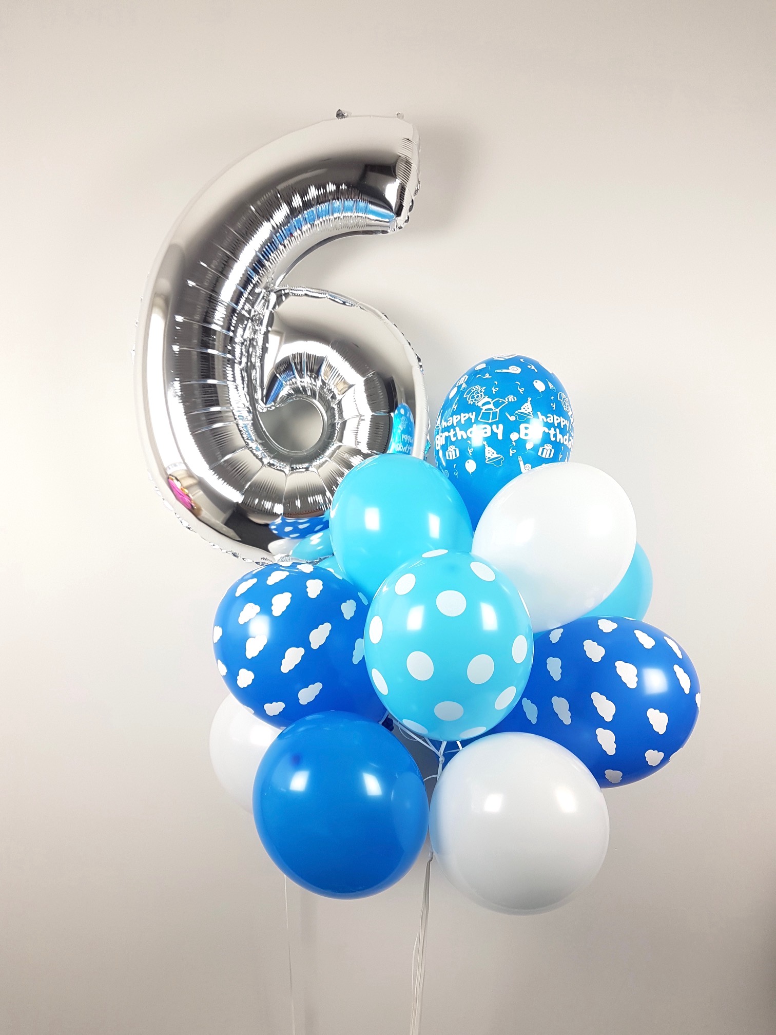 Cyfra z helem i niebieski bukiet balonów na urodziny