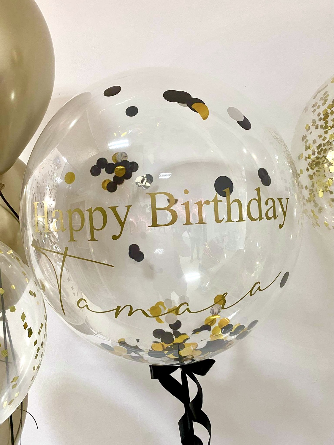 Balon personalizowany i balony złote z konfetti.