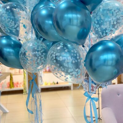 Balony z konfetti i niebieskie shine na baby shower