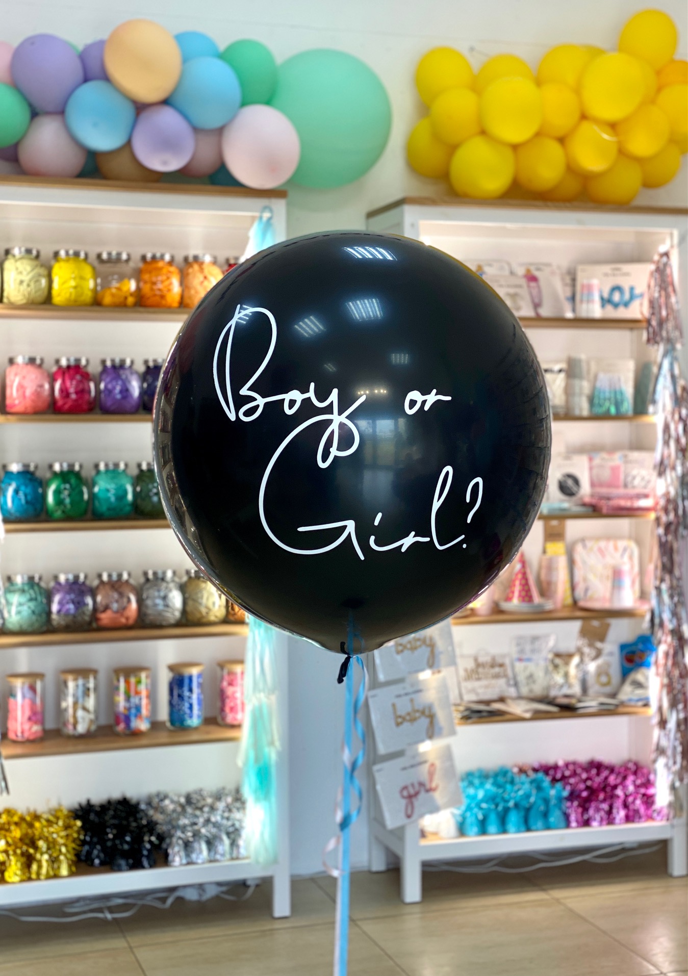 balon gigant z konfetti w środku w kolorze różowym lub niebieskim „Boy or girl?”.